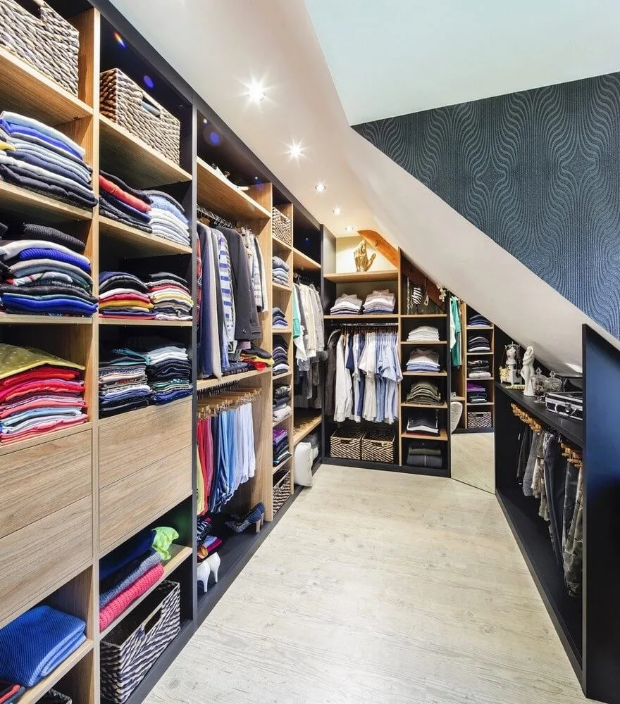 Dressing ammenagé et rangé sous pente