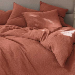 couette orange sur un lit
