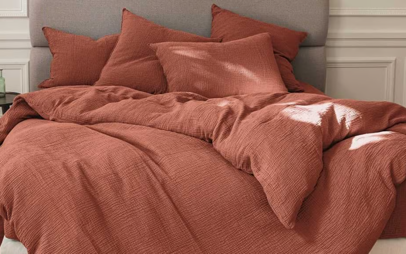 couette orange sur un lit